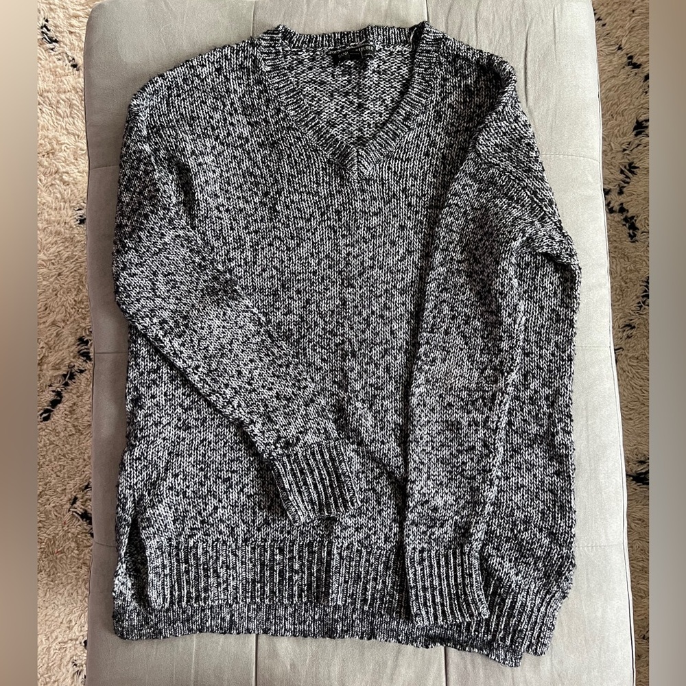 Banana Republic Black and White V-Neck Sweater Cozy Knit